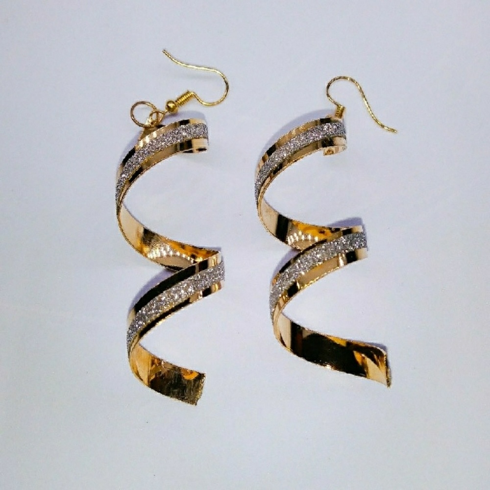 🎀Dazzling Golden Lady Twist Earings - Picture 3 of 7